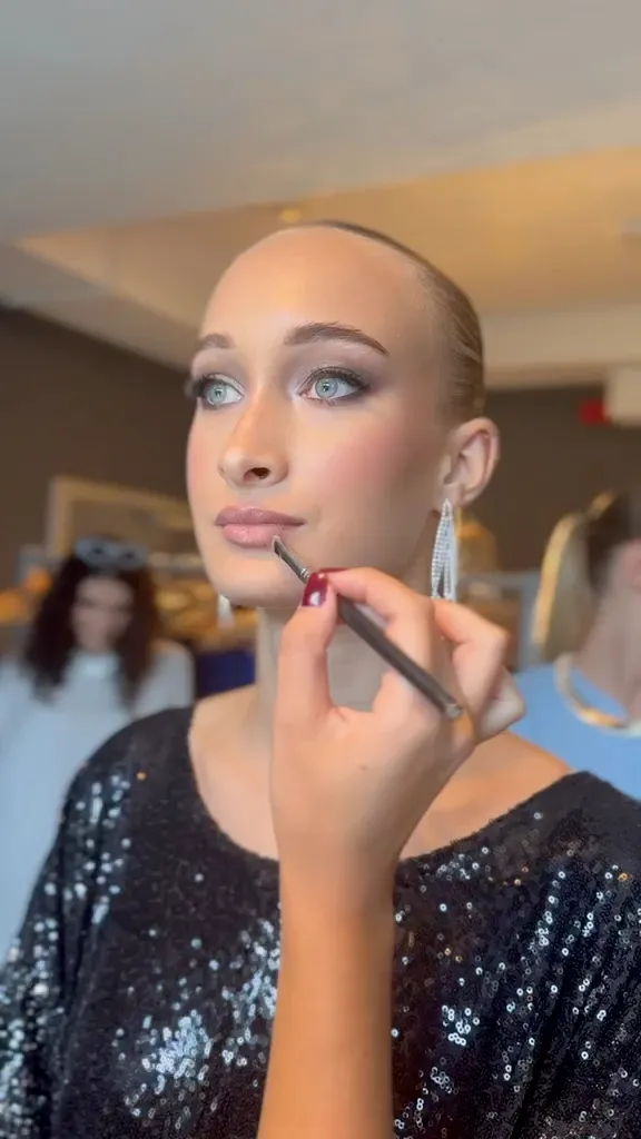 Nahaufnahme eines glamourösen Event-Make-ups mit betonten Augen und changierendem Lidschatten.